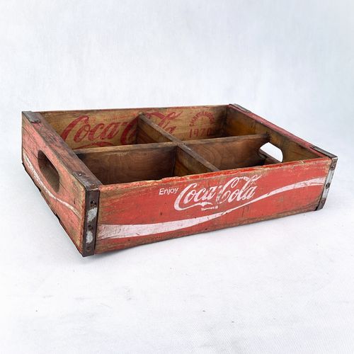 Holzkiste aus den Jahr 1970  alte Coca Cola Getränkekiste rot